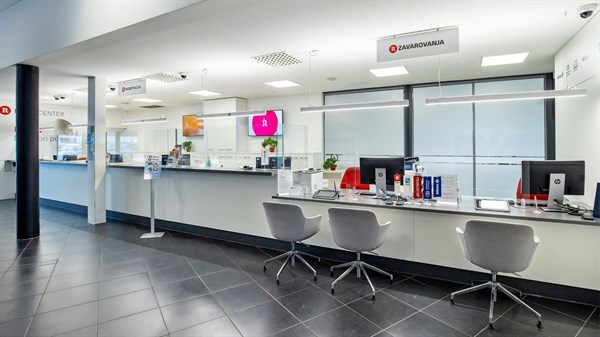 Notranjost salona avtohiše Real Ljubljana.