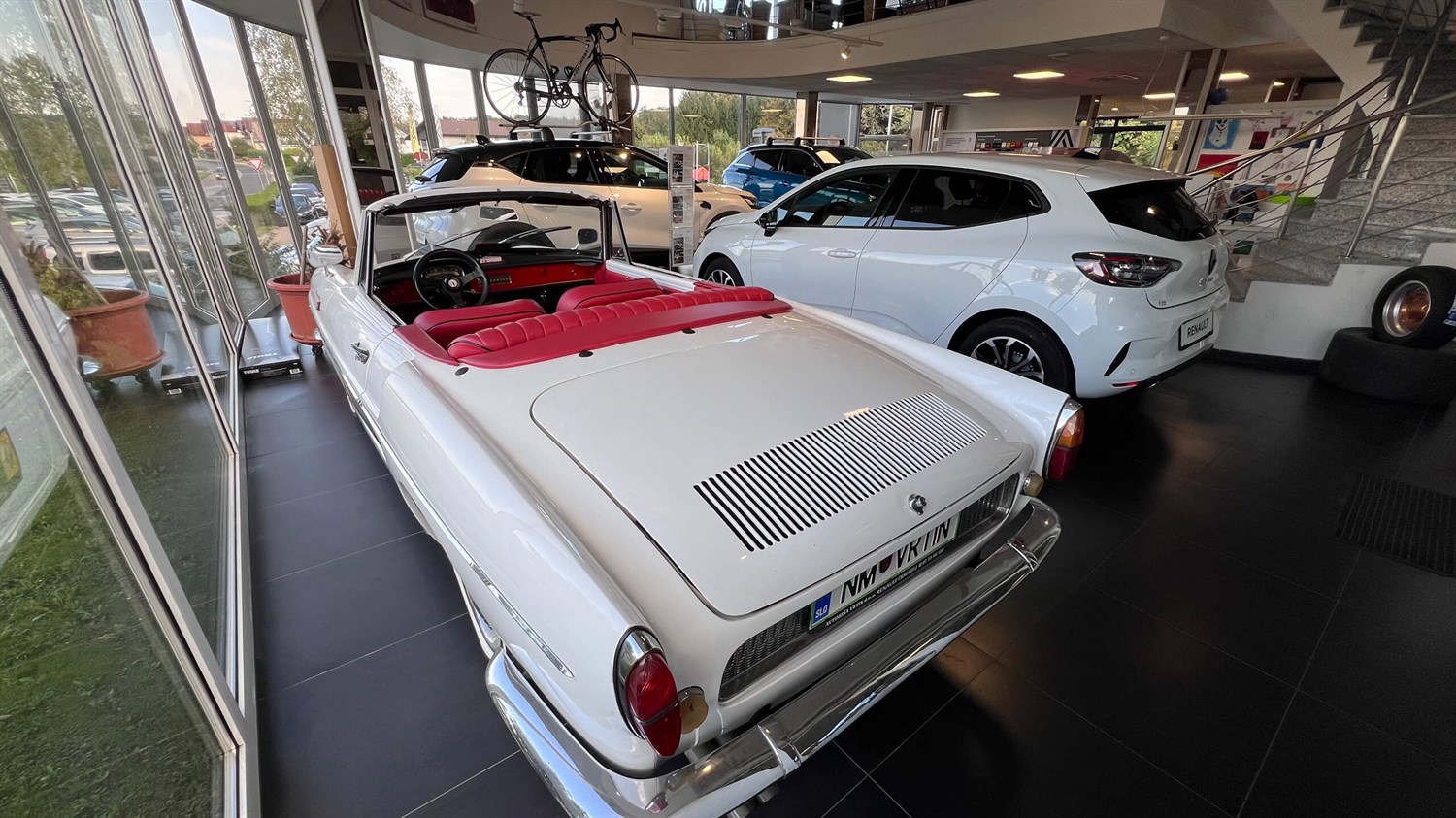 Razstavni prostor poslovalnice Vrtin z več vozili Renault, v ospredju je klasičen kabriolet.