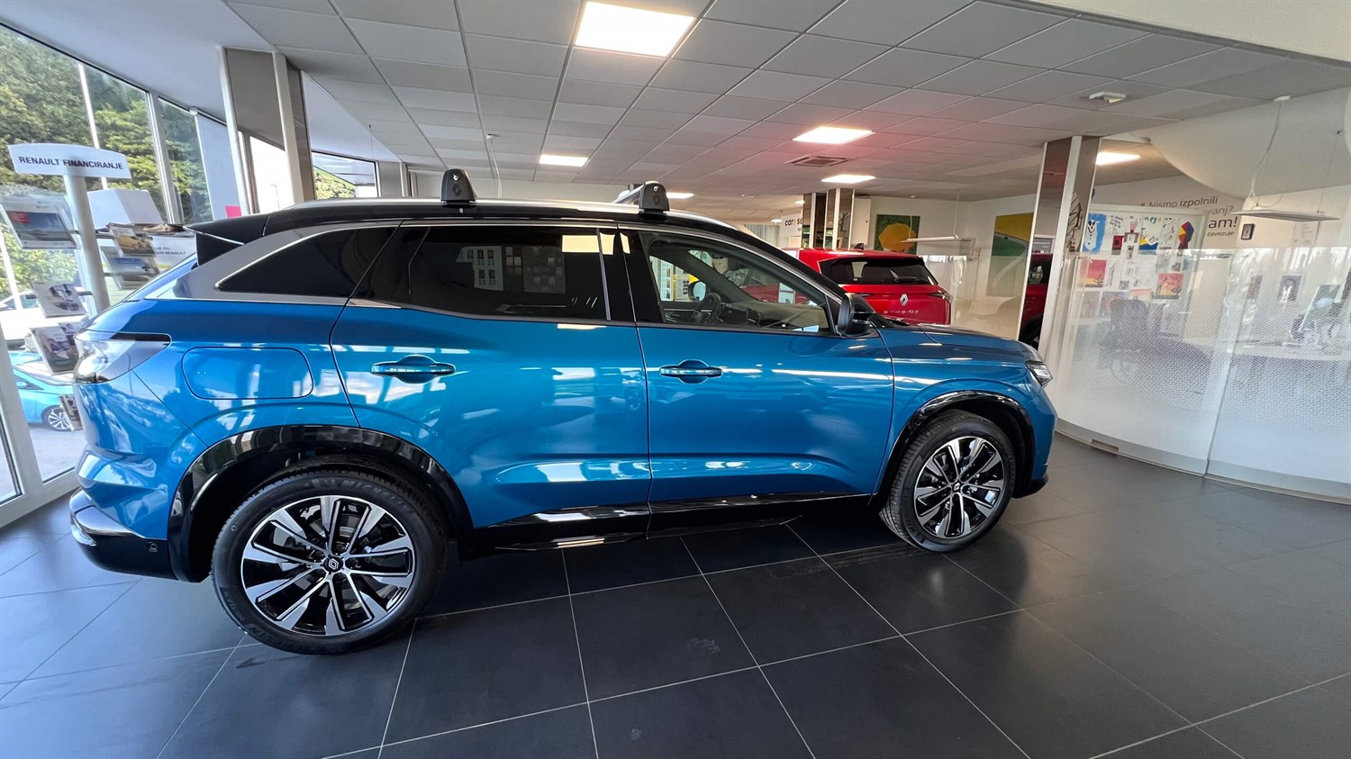 Modro Renault vozilo parkirano v notranjosti poslovalnice Vrtin.