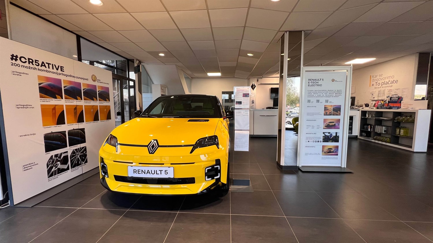 Rumeni Renault električni model parkiran v razstavnem prostoru poslovalnice Vrtin.