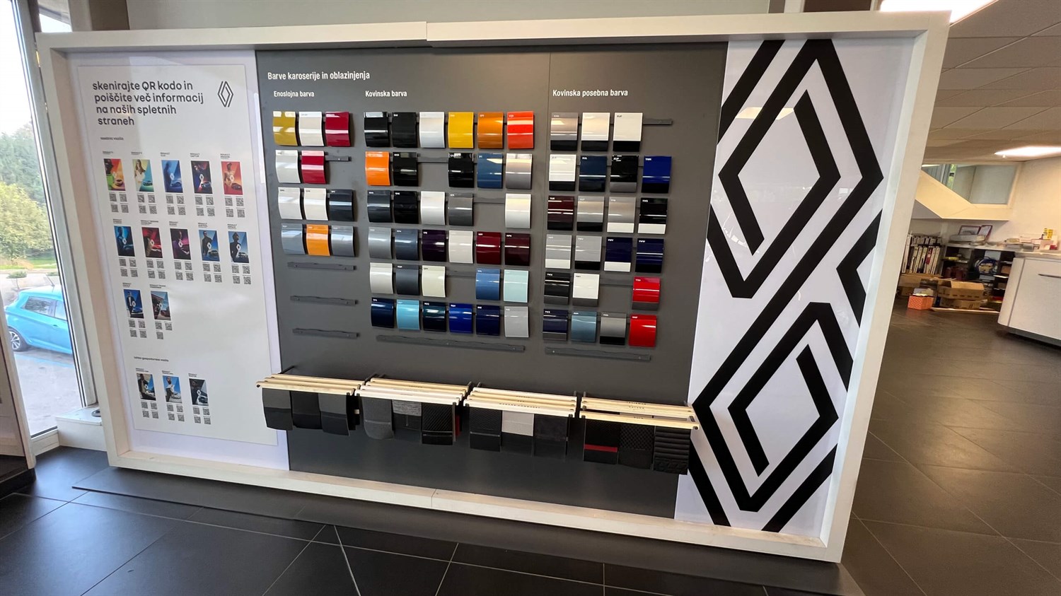 Vzorec barv in materialov Renault na razstavnem panelu v poslovalnici Vrtin.