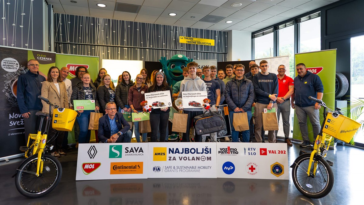 Skupinska fotografija udeležencev projekta Najboljši za volanom z organizatorji in sponzorji.
