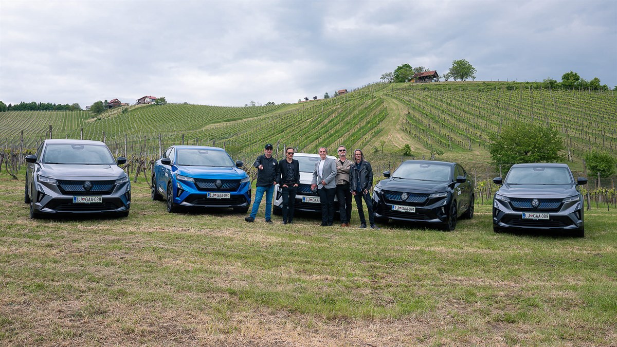 Renault vozila v naravi z vinogradi v ozadju in skupino Big Foot Mama.