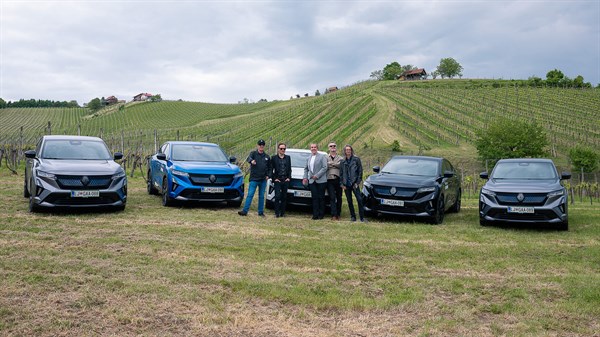 Renault vozila v naravi z vinogradi v ozadju in skupino Big Foot Mama.