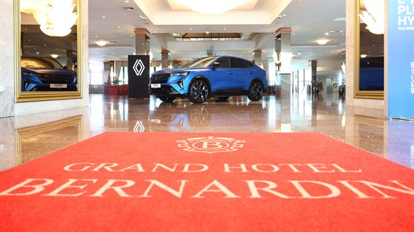 Moder Renault avtomobil razstavljen v avli hotela Grand Hotel Bernardin.
