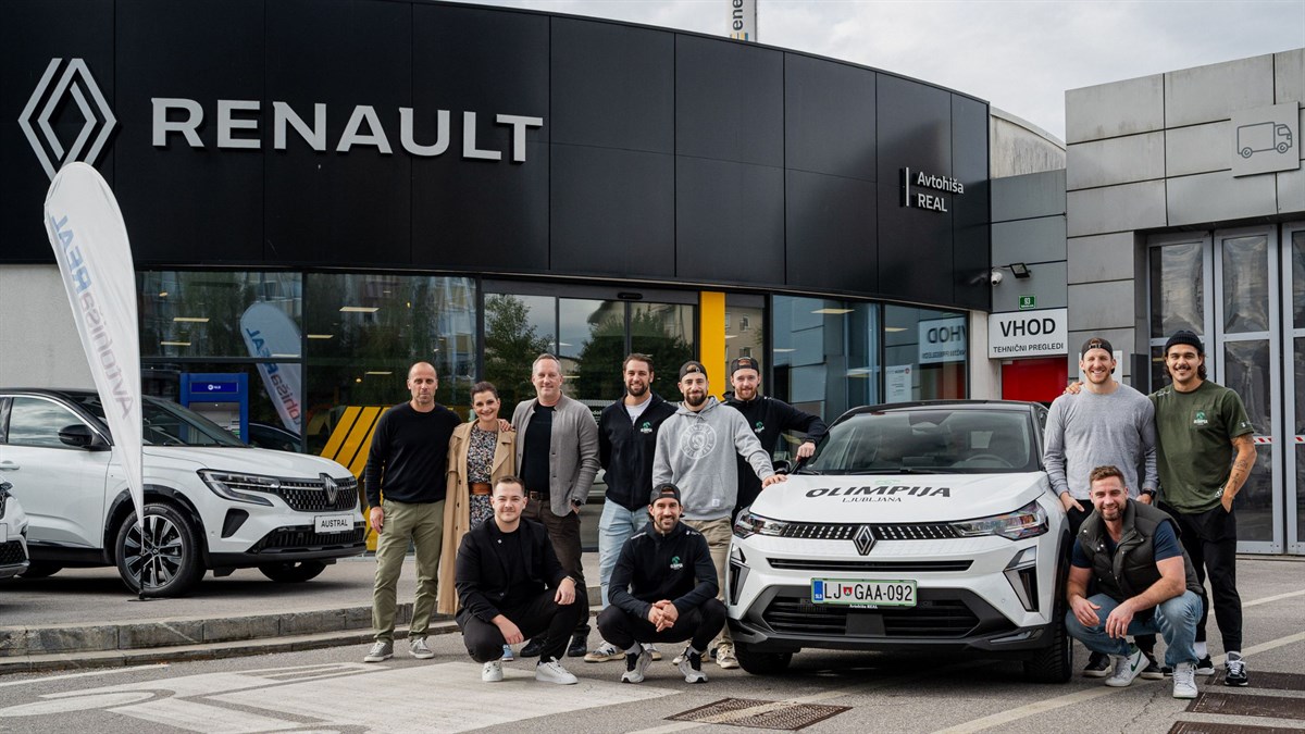 Fotografija prikazuje partnerstvo med športnim klubom in avtomobilskim proizvajalcem, ki skupaj spodbujata trajnostno mobilnost in okolju prijazne rešitve.