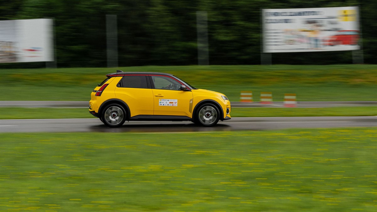 rumena Renault 5 med vožnjo na poligonu varne vožnje AMZS