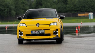 Najboljši za volanom: rumena Renault 5 parkirana od spredaj