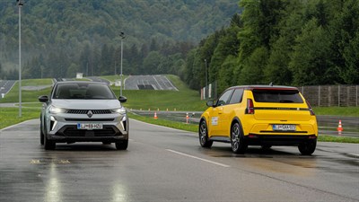 Najboljši za volanom: beli Captur od spredaj in rumeni Renault 5 z zadnje strani na poligon progi varne vožnje