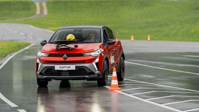 Najboljši za volanom:rdeči Captur s pladnjem z odbojkaško žogo na pokrovu karoserije na poligon progi varne vožnje