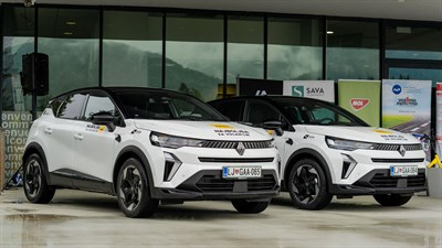 Najboljši za volanom: bela Renault Captur parkirana za predajo zmagovalcema varne vožnje