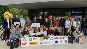 Skupina mladih z nagradami in transparenti na dogodku Najboljši za volanom.