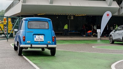 Najboljši za volanom: modra oldtimer Katrca - Renault 4 parkirana z zadnje strani