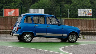 Najboljši za volanom: modra oldtimer Katrca - Renault 4 parkirana z boka