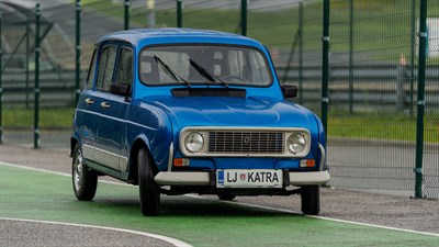 Najboljši za volanom: modra oldtimer Katrca - Renault 4 parkirana z boka