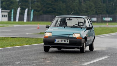 Najboljši za volanom: modra oldtimer Petka - Renault 5 parkirana od spredaj
