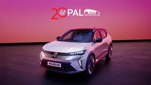 Renault Scenic EV z ozadjem rozo-vijoličnih odtenkov in logotipom PAL 2025 nad vozilom.