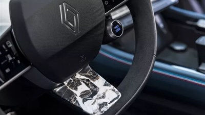 Bližnji posnetek volana Renault z marmoriranim vložkom.