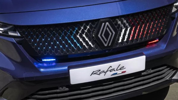 Sprednja maska Renault Rafale z modrimi in rdečimi LED lučmi.