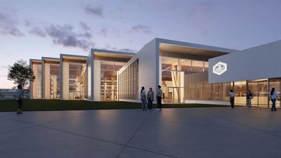 Moderni paviljon z velikimi zasteklitvami in lesenimi lamelami; pred vhodom stoji nekaj ljudi, na fasadi sveti znak »THE ORIGINALS«.