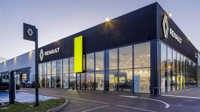 ChatGPT said:
Na sliki je sodoben prodajni salon Renault, z veliko stekleno fasado, ki omogoča pogled v notranjost razstavnega prostora. 