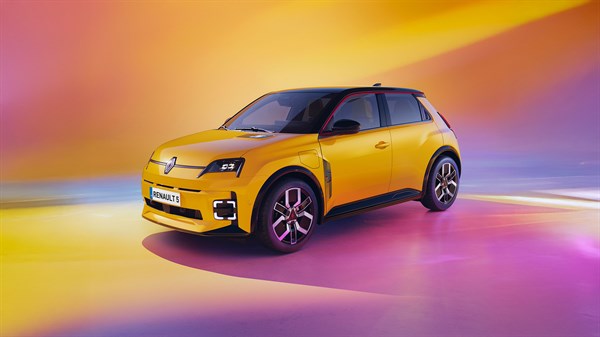 Rumeni Renault 5 na barvitem ozadju.