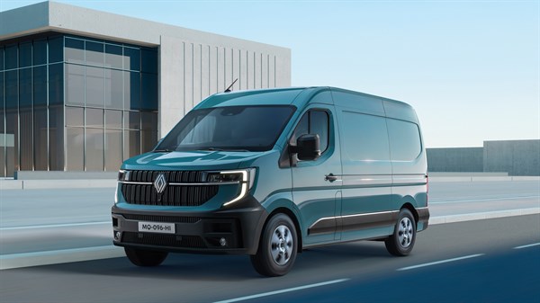 Zeleni Renault Master vozila, pred modernim poslopjem.