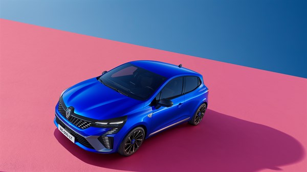 Moder Renault Clio, fotografiran od zgoraj, na rožnato-modrem ozadju.