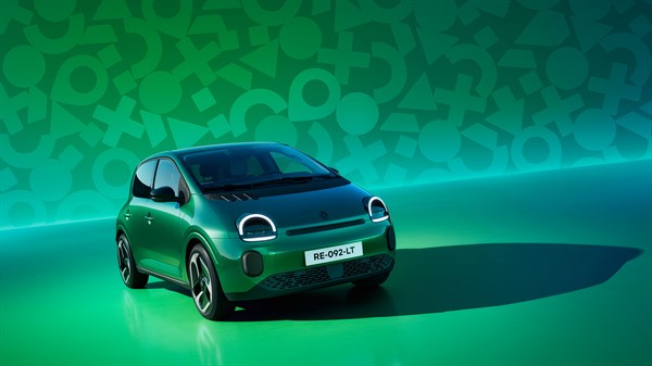 Zeleni Renault Twingo parkiran ob zeleni svetlobni zavesi.