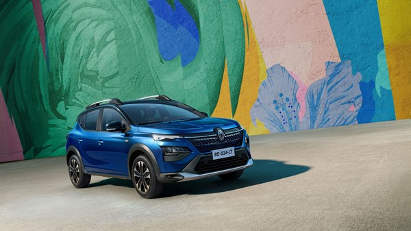 Modri Renault Kardian, osvetljen s sprednje strani, na črnem ozadju z modro svetlobo v ozadju.