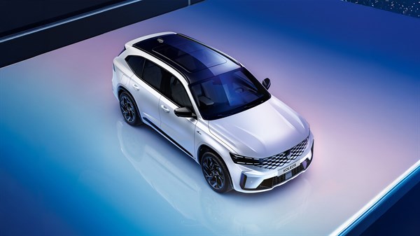 Beli Renault Kardian, parkiran v sodobnem belo modrem prostoru.