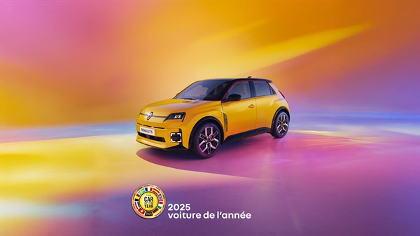 Rumeni Renault 5 na barvitem ozadju z napisom »2025 voiture de l'année« in logotipom nagrade »Car of the Year«.