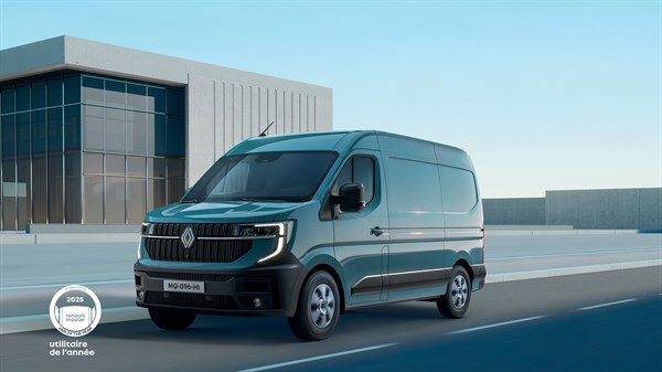 Zeleni Renault Master vozila, pred modernim poslopjem, spodaj znak za nagrado "Utilitaire de l'année 2025".