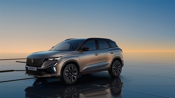 Srebrn Renault Austral, fotografiran na odsevni površini ob sončnem zahodu.