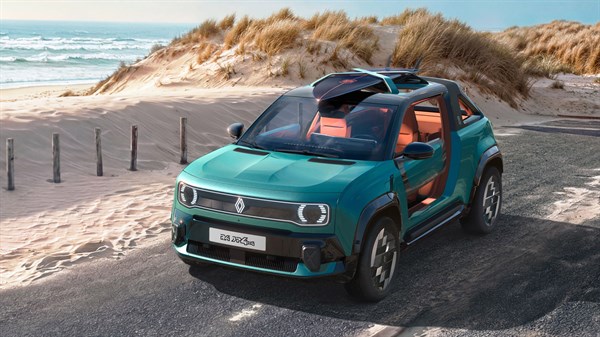 Renault 4 JP4x4 Concept v zeleni barvi, sprednji pogled na peščeni plaži.