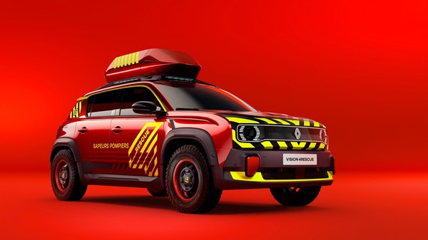 Rdeč Renault SUV s strešnim kovčkom in oznako 'Service Power' v studiu z rdečim ozadjem.