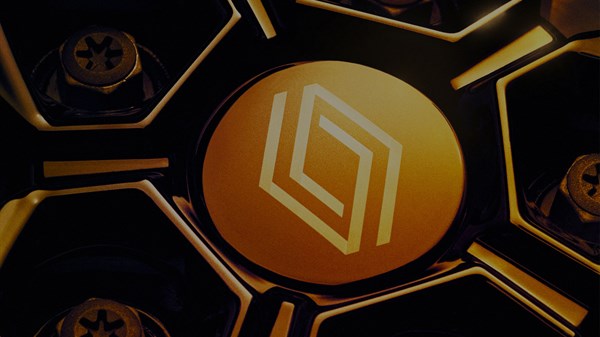 Detajl platišča vozila Renault z logotipom na sredinskem pokrovu.