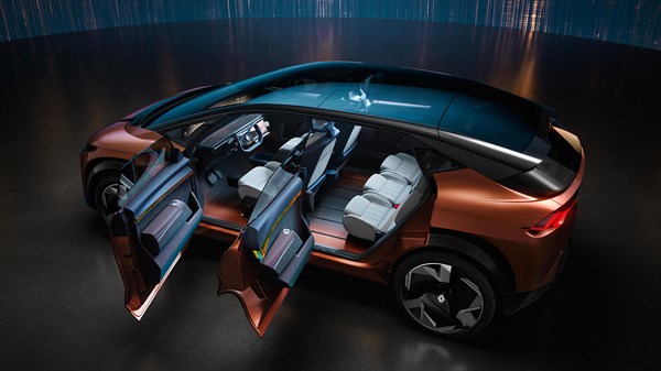 Konceptno vozilo Renault R-Space Lab z odprtimi vrati, ki razkrivajo prostorno, modularno in svetlo notranjost z več posameznimi sedeži ter futurističnim kokpitom.