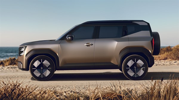 Konceptno vozilo Renault Bridger Concept v peščeni barvi, prikazano v bočnem pogledu ob obalni cesti.