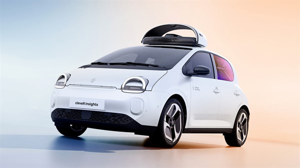Renault Twingo E-Tech electric s CleverInsights napravo, sprednji tričetrtinski pogled, studijski posnetek.
