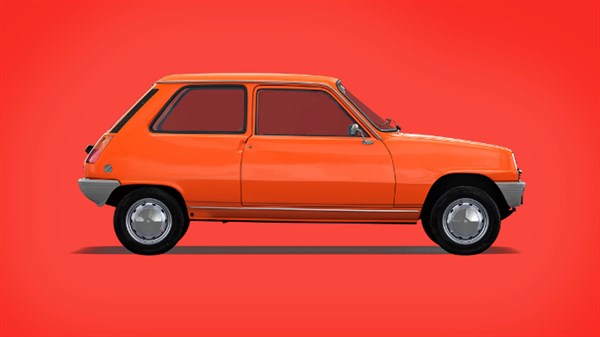 Klasični Renault 5 v oranžni barvi, stranski pogled na rdečem ozadju.