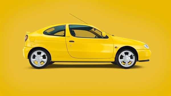 Renault Megane, stranski pogled na rumenem ozadju.
