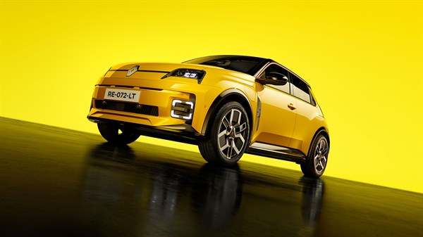 Renault 5 E-Tech electric v rumeni barvi na studijskem ozadju.