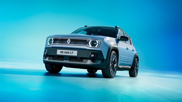 Renault 4 E-Tech electric v modri barvi na studijskem ozadju.