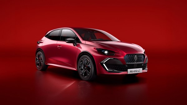 Renault Clio na rdečem studijskem ozadju.