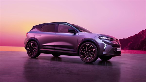 Renault Scenic E-Tech electric ob sončnem zahodu na obalni pokrajini.