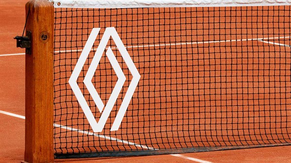 Logotip Renault na teniški mreži igrišča Roland-Garros.