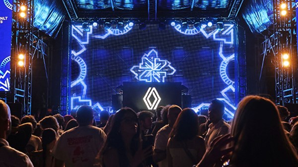 Občinstvo pred osvetljenim odrom na dogodku festiv4L z logotipom Renault v ozadju.