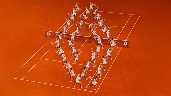 Umetniška kompozicija teniškega igrišča z igralci, razporejenimi v obliki logotipa Renault.