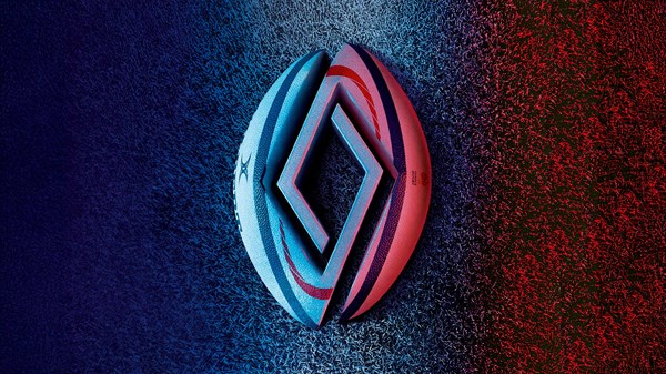 Logotip Renault znotraj žoge, ma travnati podlagi, v modro-rdeči osvetlitvi.